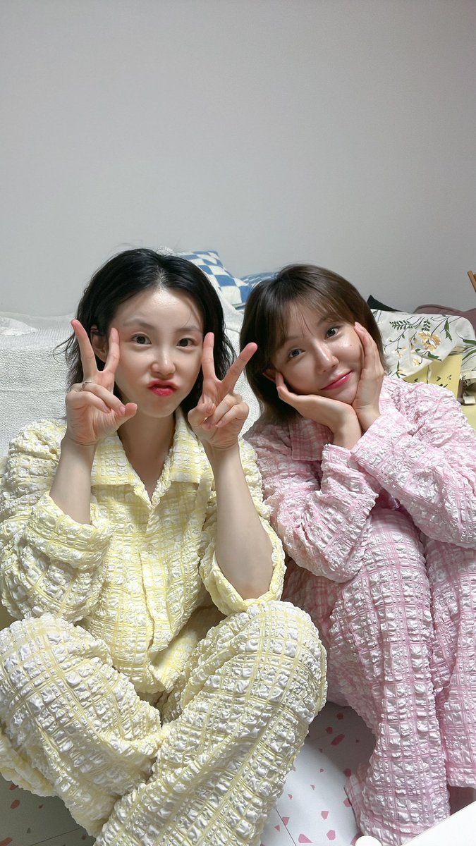 superstar_jhs's tweet photo. 급 Live pm4:10(KST) 
With HaNA 
https://t.co/hEA9w4HLQf https://t.co/V4VBjv6pol
