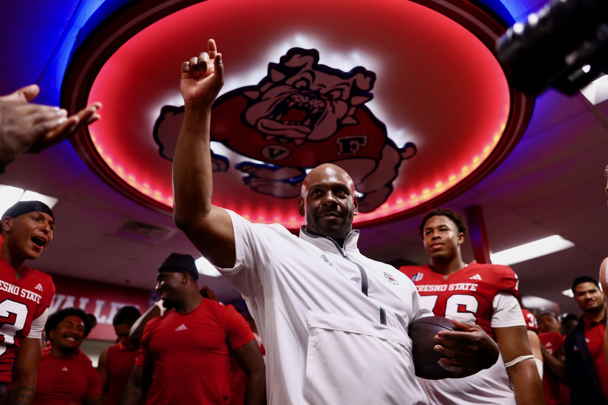 FresnoStateFB's tweet photo. first win as head coach in the same stadium he once played in as a Bulldog✔️

#BulldogBornBulldogBred https://t.co/tp6hvUDIKr