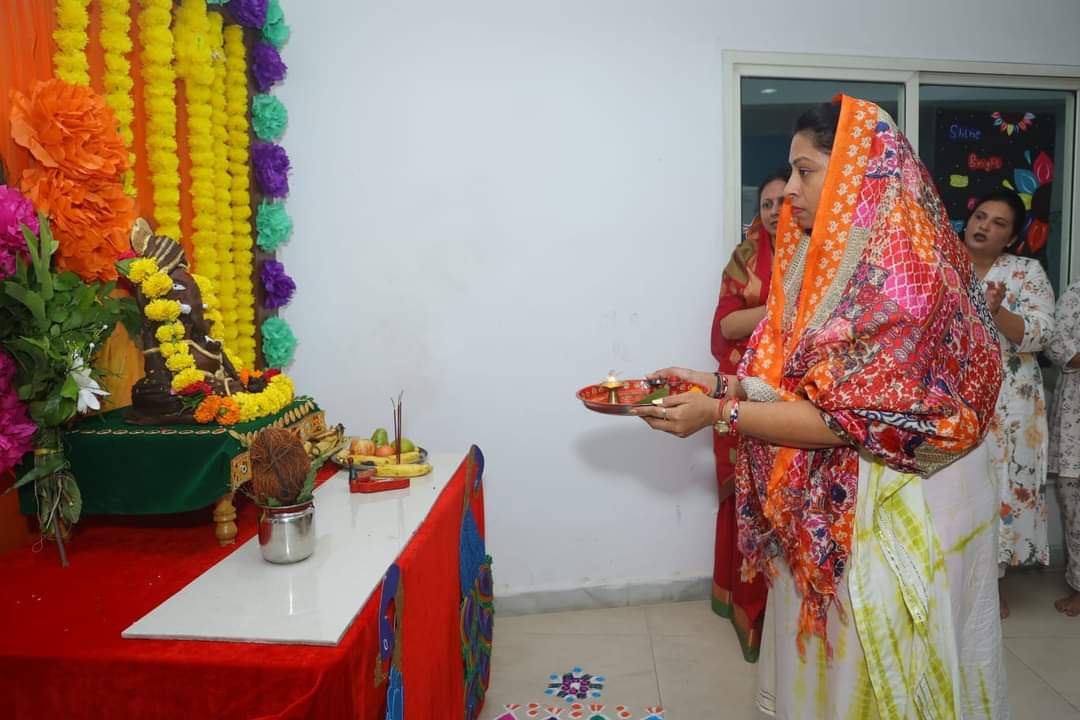 7iworldschool_g's tweet image. Ganesh Chaturthi, the festival celebrating the birth of Lord Ganesha, the God of wisdom and remover of obstacles.The students along with the teachers welcomed Ganesha with utmost love and devotion, seeking blessings and wisdom.
#7iworldschool
#GanpatiSthapana
#GaneshChaturthi