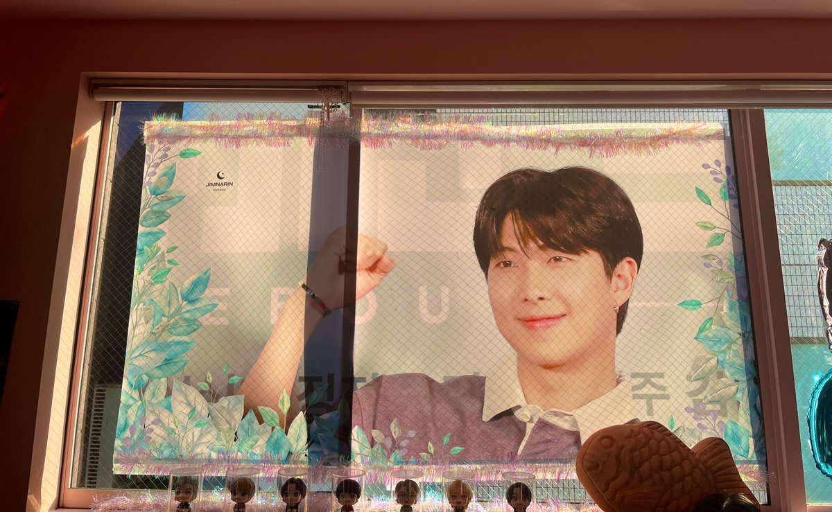 thv1365244jm's tweet photo. #BTS #RM #RMDAY
#SpringAlwaysBeenHere
当日行けないので前祝い🐨🩵🧟♀️
ナムジュンセンイルカフェ🎂
おひとり様🩵ྀི
大好きなナムジュンがたくさんで
ケーキも🍰ナムジュンの世界観で綺麗💜🩵
来れてよかった!🩵ྀི🧟♀️
ナムジュンおめでとう🩷 https://t.co/mU40e9C4cI
