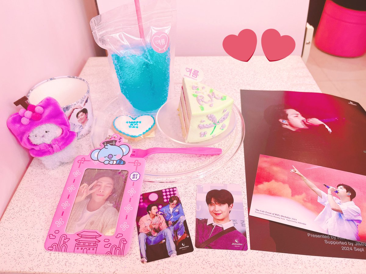 thv1365244jm's tweet photo. #BTS #RM #RMDAY
#SpringAlwaysBeenHere
当日行けないので前祝い🐨🩵🧟♀️
ナムジュンセンイルカフェ🎂
おひとり様🩵ྀི
大好きなナムジュンがたくさんで
ケーキも🍰ナムジュンの世界観で綺麗💜🩵
来れてよかった!🩵ྀི🧟♀️
ナムジュンおめでとう🩷 https://t.co/mU40e9C4cI