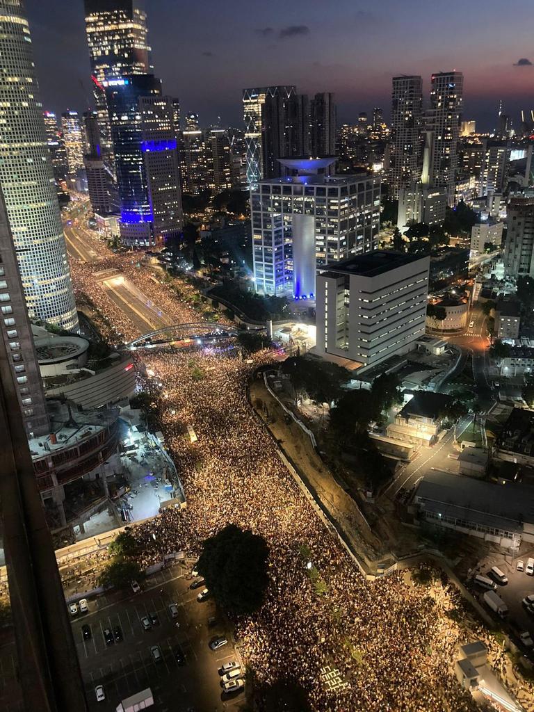 la_linea07's tweet image. סחתיין ענק לאהוד ברק שהצליח לשלם לחצי מיליון  איש במזומן.