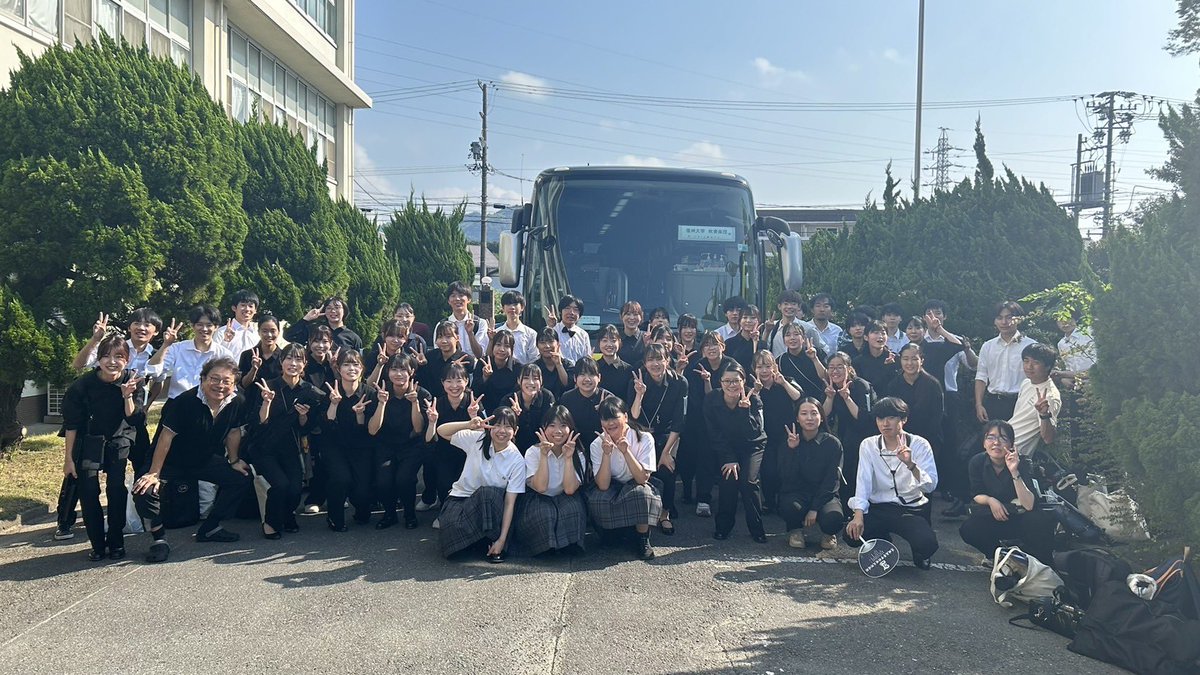 S_Eastbrass's tweet photo. 今日、東高吹奏楽部OBが在籍している信州大学吹奏楽部の皆さんが練習会場として私たちの練習室に来てくれました。

信州大学吹奏楽部は本日行われた大学の部東海大会にて見事金賞受賞🥇、全日本への出場となりました。おめでとうございます👏 https://t.co/VlhsEdIjnO