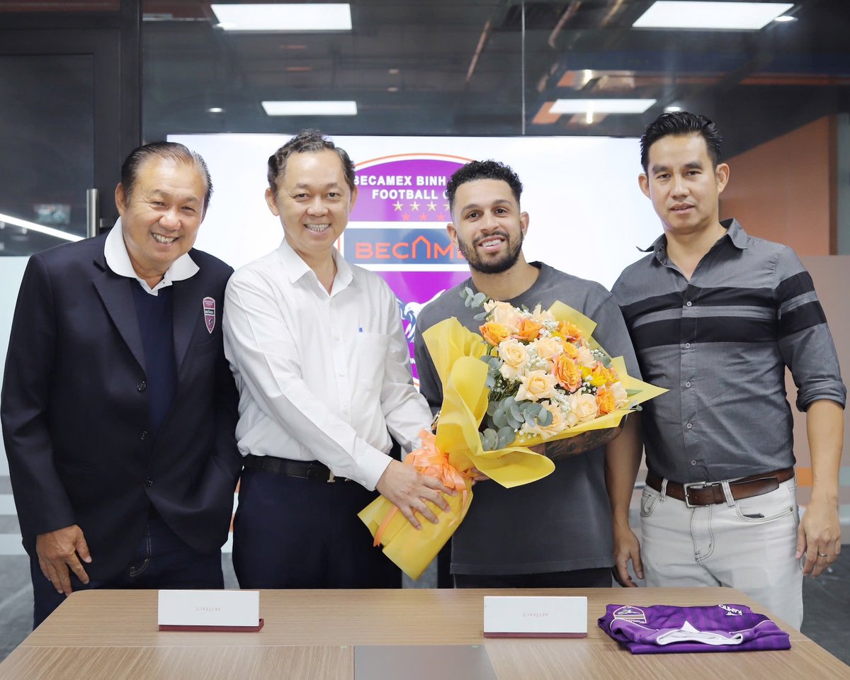 BecamexHCMCFC's tweet photo. Welcome to Becamex Binh Duong FC, Wellington 🇧🇷

#BecamexIDCVietnam #Kamito #STARBALM
#BecamexBinhDuongFC https://t.co/VtSvBEFTIS