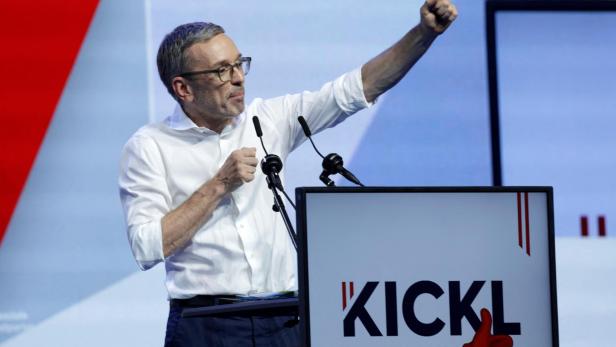 Mit schriller Stimme spuckt Kickl Gift und Galle in die Menge, welche grölend und jubelnd nicht bemerkt wie sehr die Verachtung auch sie betrifft. 
Vom Sozialhilfeempfänger bis zum Akademiker, Kickl mag sie alle nicht.
Wir werden uns noch wundern, was alles möglich ist.