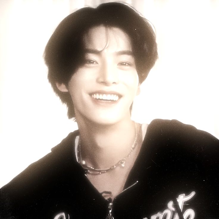 ꒰  𝒯𝑖𝑛𝑘𝑒𝑟   ℬ𝑒𝑙𝑙  /  ℳ𝑒  ꒱
ℐn  the  land  where  moonbeams  dance  upon  the  surface  of  enchanted  lakes  and  stars  twinkle  like  diamonds  in  the  velvet  sky,  there  exists  a  realm  of  timeless  wonder  and  magic. 🧚🏻‍♂️🦢🫧
ㅤ