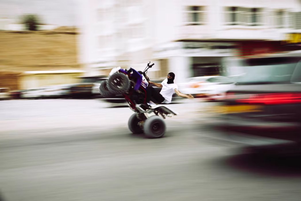 المصور الهولندي باس فان إيست يوثق عالم ركاب الدراجات الرباعية في مسقط، حيث ينتشر هذا السلوك بين الشباب رغم خطورته البالغة. الحركات البهلوانية تجذب الانتباه لكنها تثير القلق بسبب مخاطرها على المارة. شاهد الصور الكاملة لهذه الظاهرة المثيرة للجدل هنا: arabic.cnn.com/style/article/…