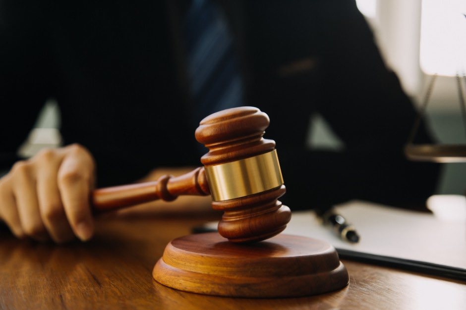 ‼️Ważne! Proszę o RT!

W kontekście bezprecedensowej zapowiedzi przedstawicieli strony rządowej składania sędziów z urzędów (wbrew art. 180 ust. 1 Konstytucji), warto przypomnieć treść uchwały <a href="/KRS_RP/">Krajowa Rada Sądownictwa</a> I kadencji z 4.04.1990 r.:

„W związku z faktem, że niezawisłość sędziowska i