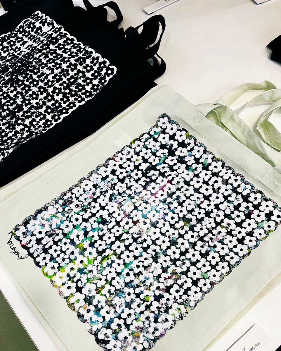 maya_shibasaki's tweet photo. 【個展で販売しているグッズ3】
トートバッグ
⚫︎Black(シルクスクリーン)
⚫︎Pastel Mint(インクジェットプリント)
プリント方法が異なるため質感が全然ちがいます🤲
個展は9/26(木)まで開催中です!ぜひご覧くださいませ🕊️
#7gallery
#mayaShibasaki https://t.co/24XmF7RSDC
