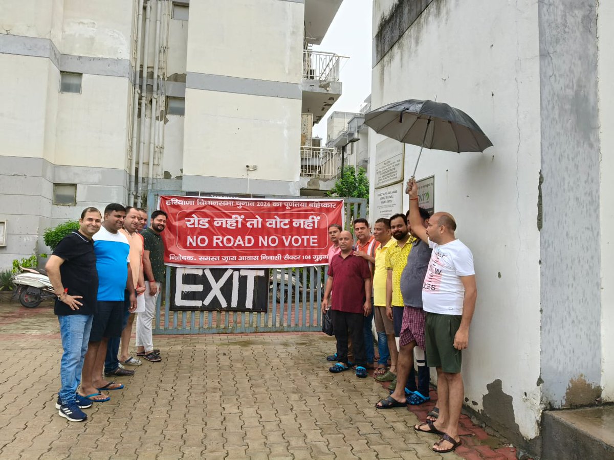 HaryanviTauu's tweet photo. आज ज़ारा आवास sec104 के निवसियों ने खस्ता हाल सड़क को लेकर शांति पूर्वक प्रदर्शन किया, "जिसमे रोड नही तो वोट नही" प्रदर्शन का मुख्य बिन्दु रहा, धनवापुर रास्ता एक मात्र बादशाही रास्ता ज़ारा आवास, गोदरेज समित, सूरत नगर, टेक चंद नगर के लोगों के लिए है जो की पिछले 3-4 साल से खराब सिथिति मे है