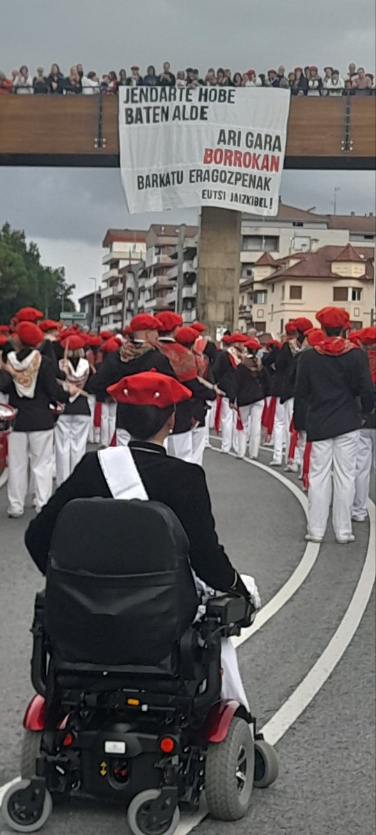 Irudi bakar batean #Jaizkibelkonpainia #Alardea #Hondarribia <a href="/berria/">Berria.eus</a> @eitbNoticias <a href="/Jaizkibel1997/">Jaizkibel Konpainia</a>