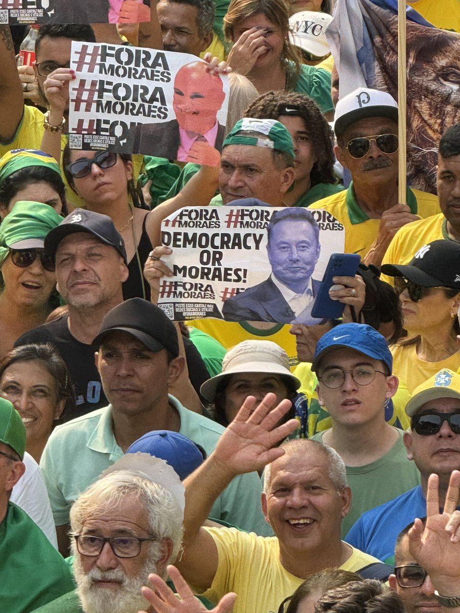 BolsonaroSP's tweet photo. Some pictures of the signs today in Brazil. Common people want to spread their voice all over the world. https://t.co/UuEfgdPOk9