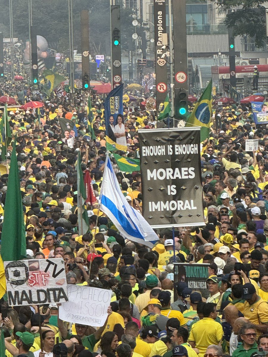 BolsonaroSP's tweet photo. Some pictures of the signs today in Brazil. Common people want to spread their voice all over the world. https://t.co/UuEfgdPOk9