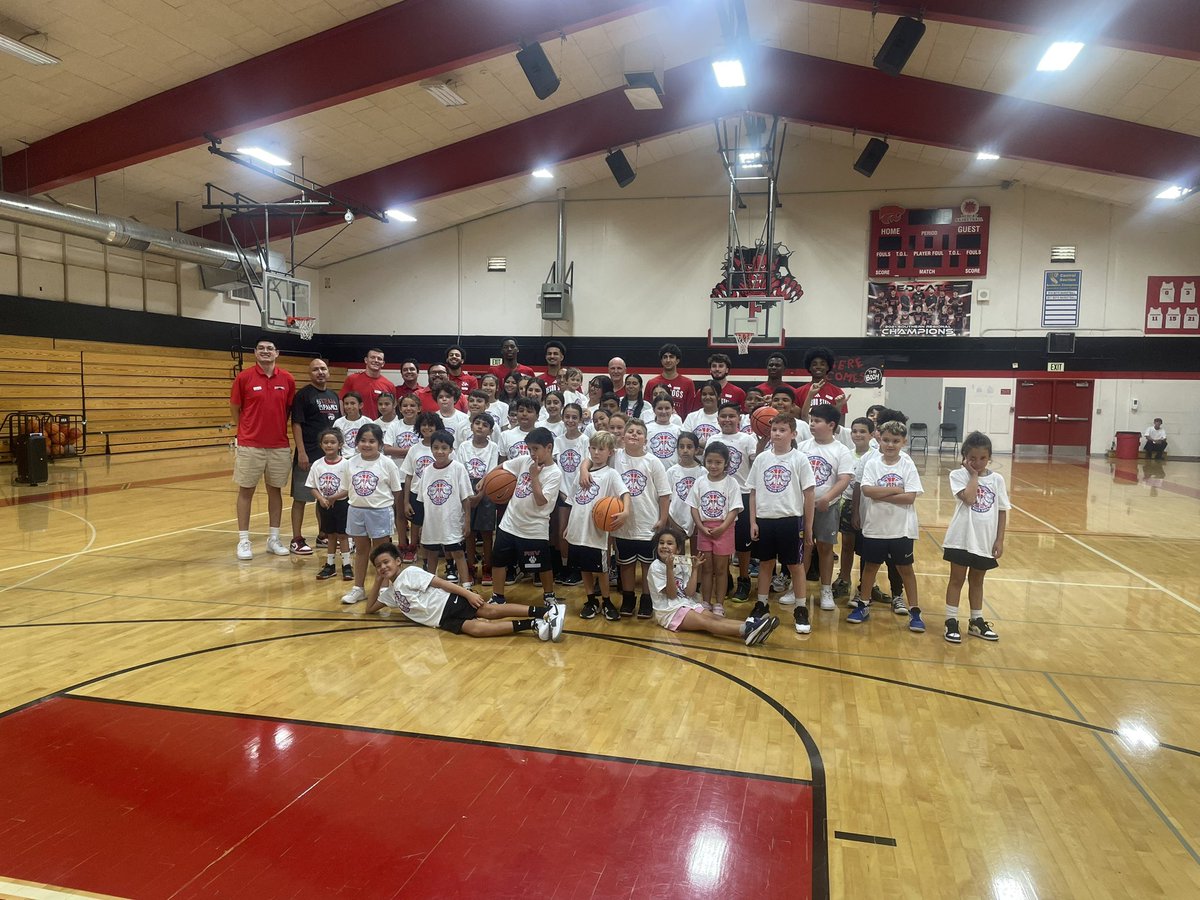 GBbFowler's tweet photo. It was fun to host @FresnoStateMBB at our school site today! Our Lady Redcats did an outstanding job assisting! Thanks for coming out @gabecamarillo_ ! @PAGMETER @RedcatAthletics https://t.co/LdVpkSXWp7