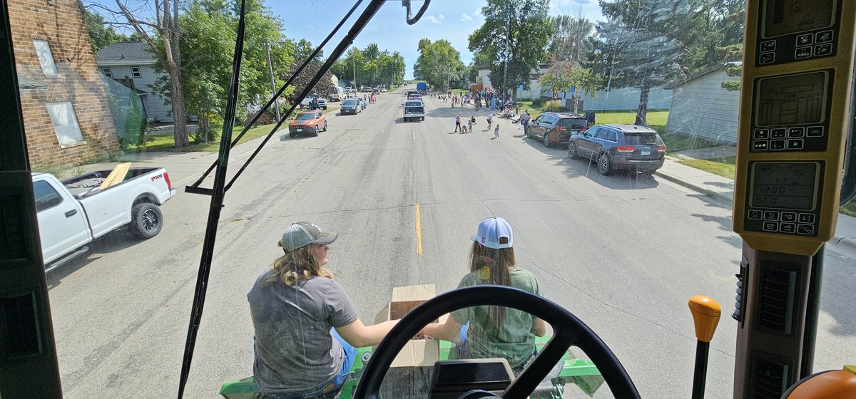 strofarm's tweet photo. Newest, largest, most expensive (only) combine in the parade. #9760STS https://t.co/4jD4B1cSGw