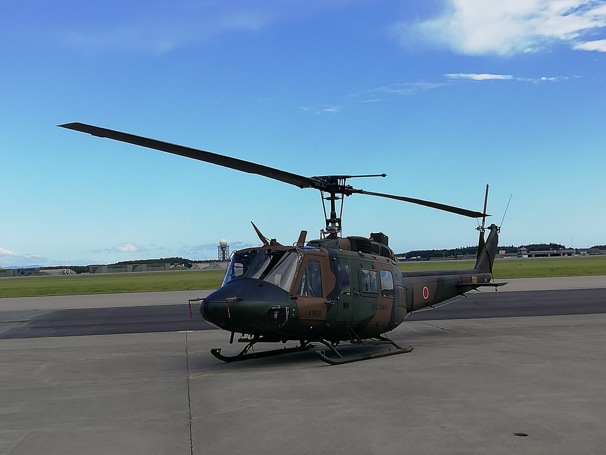 jintaman06's tweet photo. よく見るＵＨ１とＵＨ６０と比較して、
とても薄いＡＨ１
駐輪場に置けそうな横幅、
でも、テールが長いから、大家に怒られそう？
#三沢基地航空祭2024 https://t.co/IWm3r4Zc7G