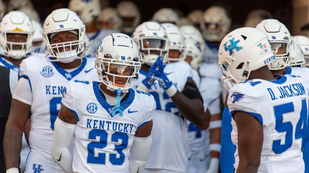 Blessed to receive my first (O)ffer from the University of Kentucky!! <a href="/vincemarrow/">CoachMarrow</a> <a href="/UKFootball/">Kentucky Football</a> <a href="/MattRochester50/">Matthew Rochester</a> <a href="/RHS_FB/">RHS Football</a> <a href="/kelzontop/">Mikkel Skinner</a> <a href="/UKCoachStoops/">Mark Stoops</a>
