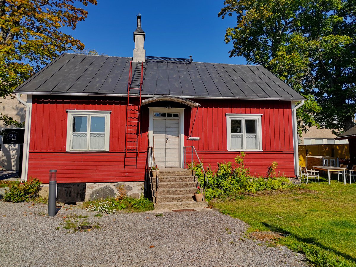 ElseKruskopf's tweet photo. Hyvää huomenta. Tammisaari taidemuseo Chappessa Wäinö Aaltosen maalaus. Pihapiirissä vanha talo. Tykkään 👍Tammisaaren kirkon ovi. Ostinpa itselleni talven varalle villasukat Very happy☺️Rauhallista sunnuntaita 🏵️#Finland #Tammisaari #woolsocks #StandWithUkraine️ 💛🩵🇺🇦 https://t.co/JvkarHgfHe