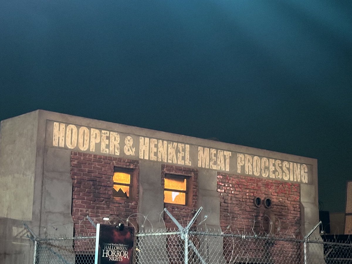 About to check out this slaughterhouse <a href="/john_murdy/">John Murdy 🎃</a> <a href="/UniStudios/">Universal Studios Hollywood</a>