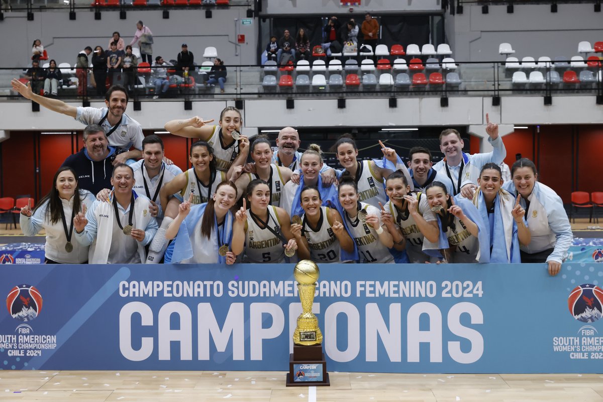 LAS GIGANTES Y UNA FOTO PARA GUARDAR POR SIEMPRE. La Selección Argentina de Básquet Femenino le ganó el SUPERCLÁSICO a Brasil en la final y se consagró por 3° vez en su historia en el Sudamericano. Flopy Chagas, la MVP del torneo.