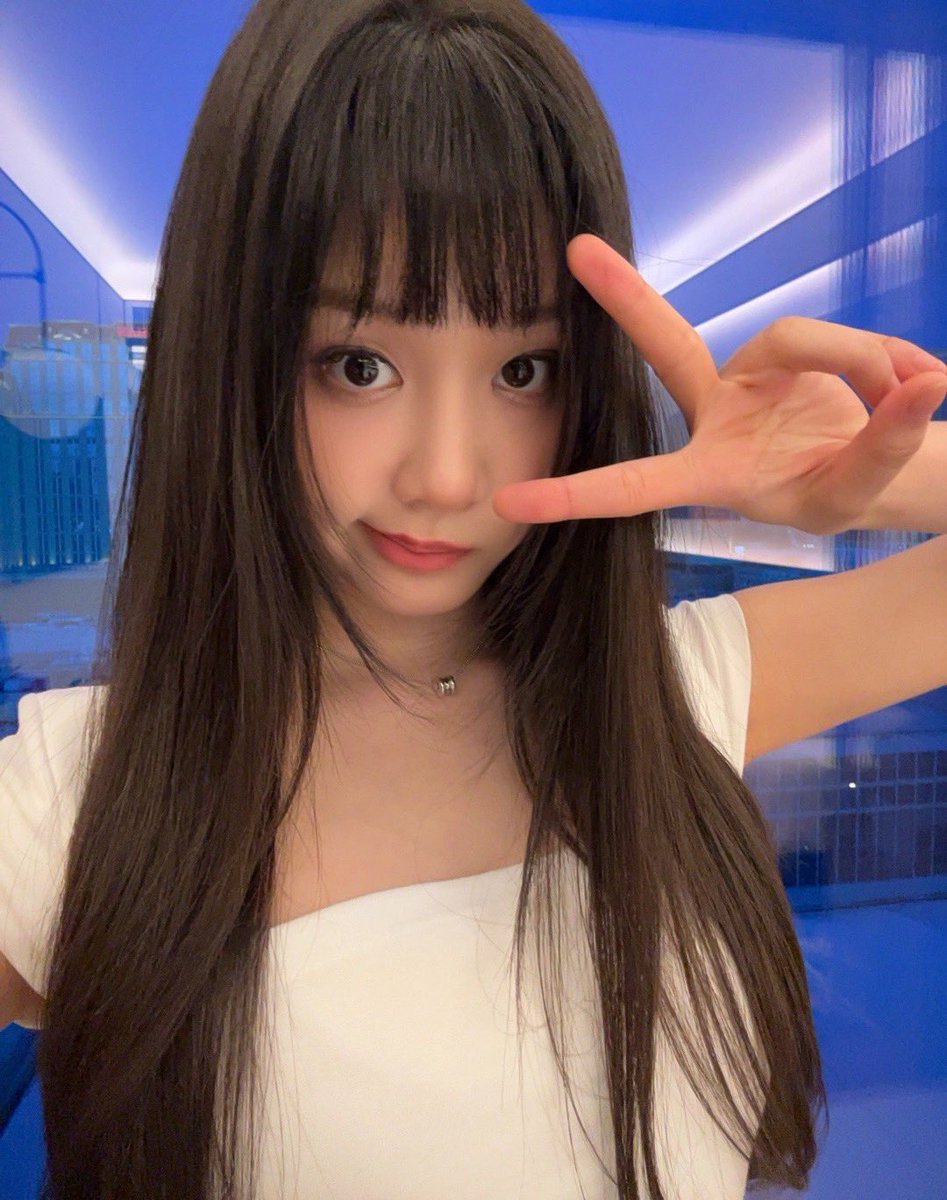 Phaaita's tweet photo. Princess in bang version is here! Showing you how cute it is to rock these bangs and play a little in front of the camera with no other intention but to tease all eyes. :p I really adore this look because it screams cuteness that never gets boring. https://t.co/VZWR6lTzE7