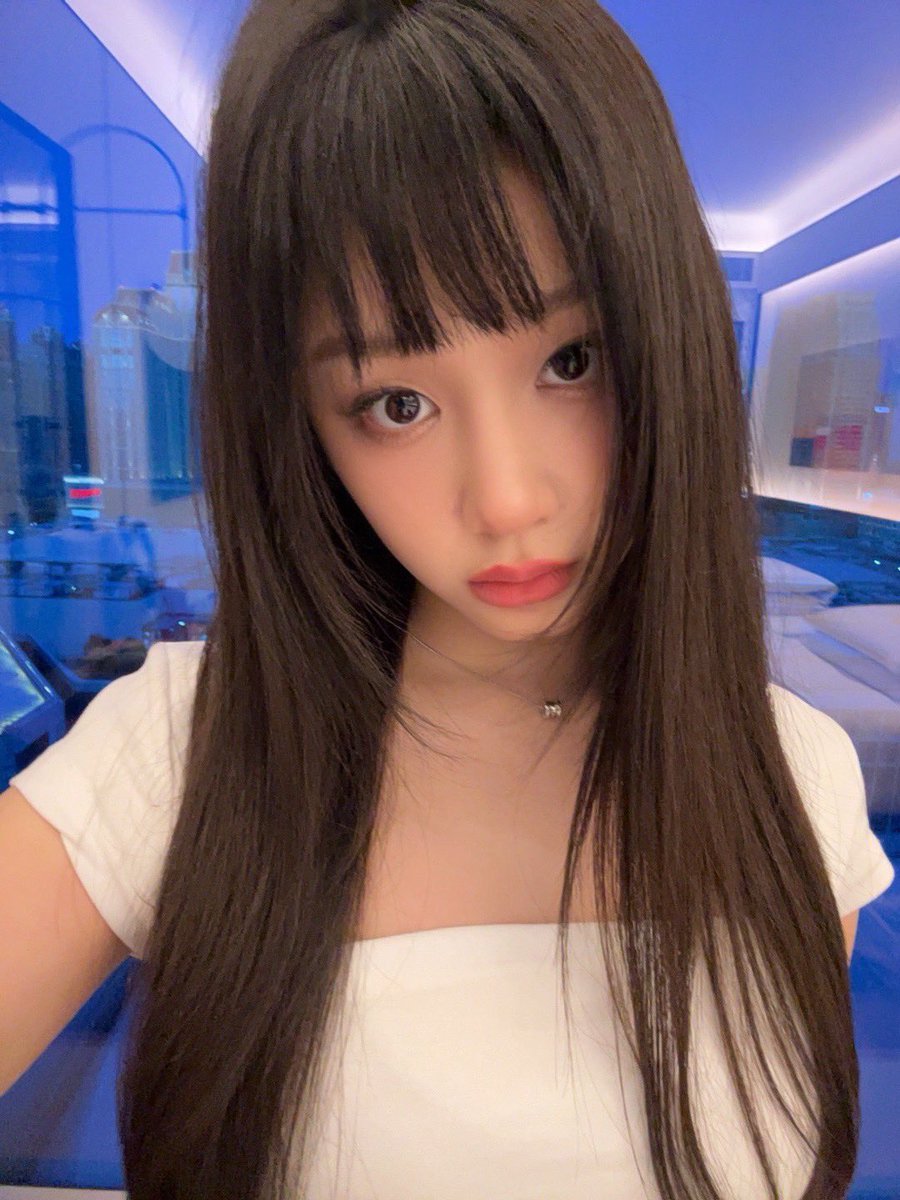 Phaaita's tweet photo. Princess in bang version is here! Showing you how cute it is to rock these bangs and play a little in front of the camera with no other intention but to tease all eyes. :p I really adore this look because it screams cuteness that never gets boring. https://t.co/VZWR6lTzE7
