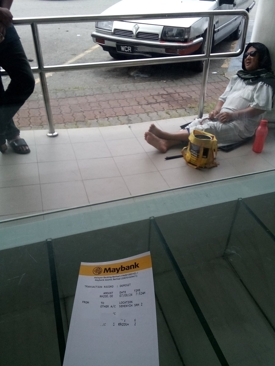 Pakcik ni mintak sedekah depan Maybank Semenyih. Dia datang bawak kereta. Belakang tu kereta dia la. Pokcik kalau ye pun, parking la jauh-jauh sikit. lol.