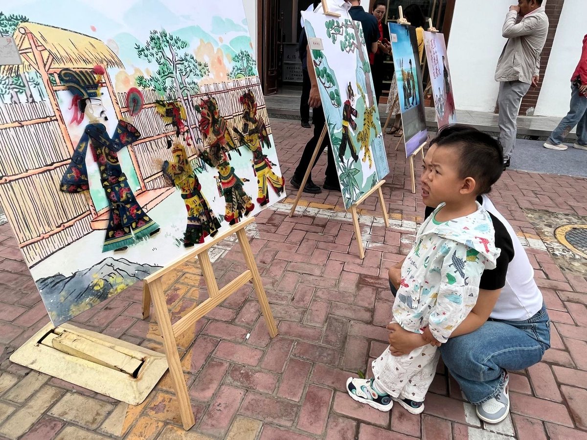 #The first red shadow studio in Ningxia, China, was officially opened in Rainbow Bay Community, Mancheng North Street, Jinfeng District, recently, becoming the leading red non-legacy new landmark in Ningxia, allowing the audience to relive the red story in the light shadow.