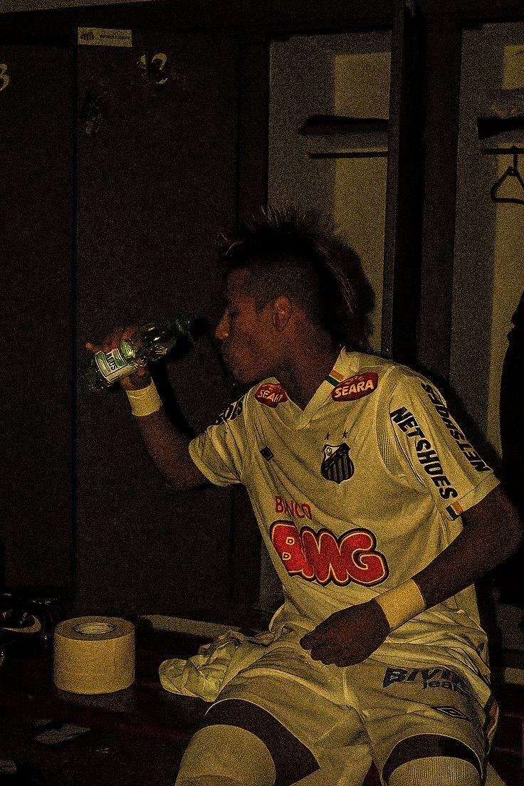 Esta foto de ney tomando agua salus es cine