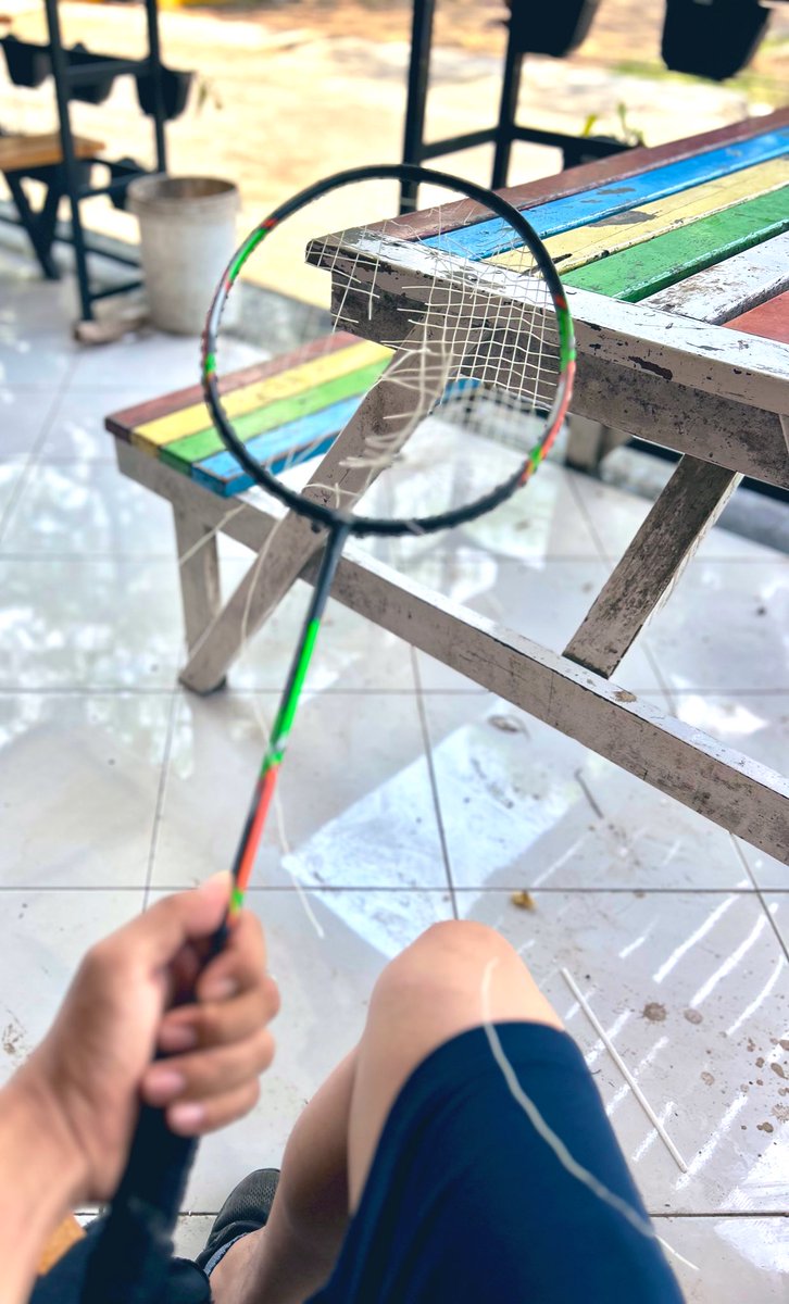 Selama dua bulan terakhir, setiap weekend dihabiskan untuk tugas di luar kota. Kini, saatnya balas dendam, bahkan senar raket pun tak sanggup lagi 😅.

Selain makan banyak &amp; healing, bagi saya, olahraga adalah cara yang efektif untuk sedikit melepaskan stres dari pekerjaan 😆.