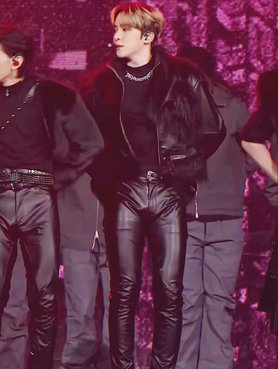 あぁー。やばい。
スーツの次は、レザーにハマりそう。
えっっっろい太ももとか、股間の膨らみとかわかるの最高じゃね？？