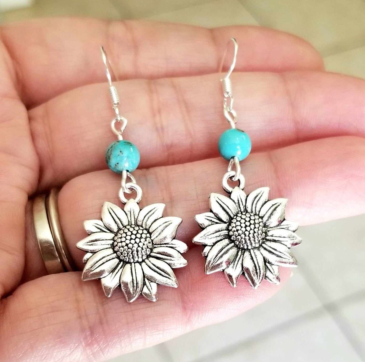 Silver Sunflower Earrings with Turquoise beads 

#jewelry #earrings #fashion #style #sunflowers #Sunflower #sunflowerjewelry #sunflowerearrings #turquoise #turquoisejewelry #handmade #handmadejewelry #handmadegift #giftsforher #giftideas #gifts #etsy 

simplychicbyangela.etsy.com/listing/158806…
