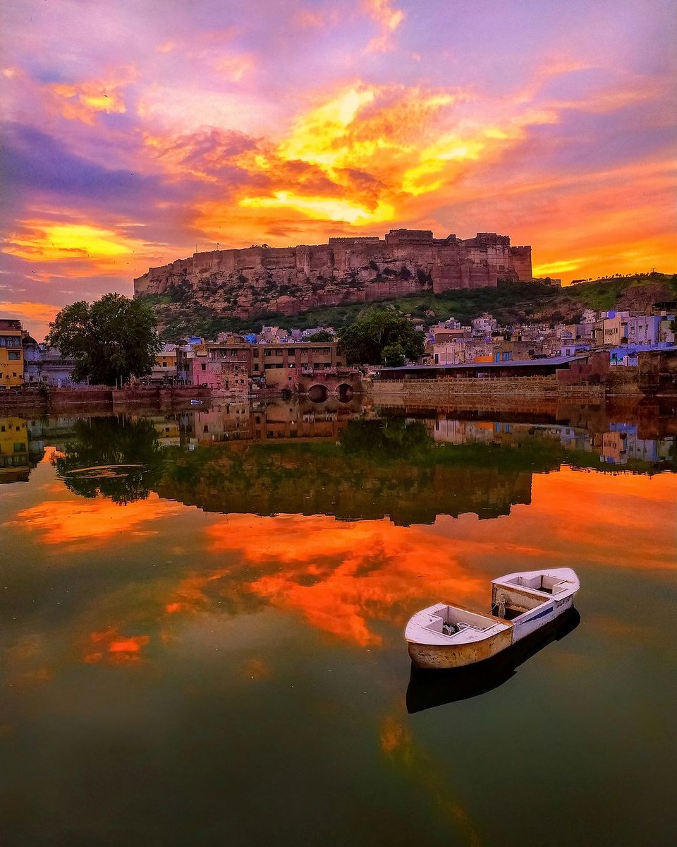 AmritMahotsav's tweet photo. A sight to behold!

📍Mehrangarh Fort, Rajasthan  

Tag #AmritMahotsav to get featured on our page!

#PicOfTheDay📸 #IncredibleIndia #MainBharatHoon 

IC: rishabhpaliwal26 (Instagram) https://t.co/uXjnbpCHoQ