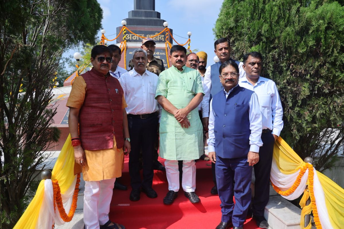 माननीय कोयला एवं खान राज्य मंत्री, भारत सरकार, श्री सतीश चन्द्र दुबे के बीसीसीएल आगमन पर उन्हें गॉर्ड आफ आनर दिया गया। मंत्री जी ने कोयला नगर स्थित शहीद स्मारक पर माल्यार्पण कर शहीदों को श्रद्धाञ्जली अर्पित की।