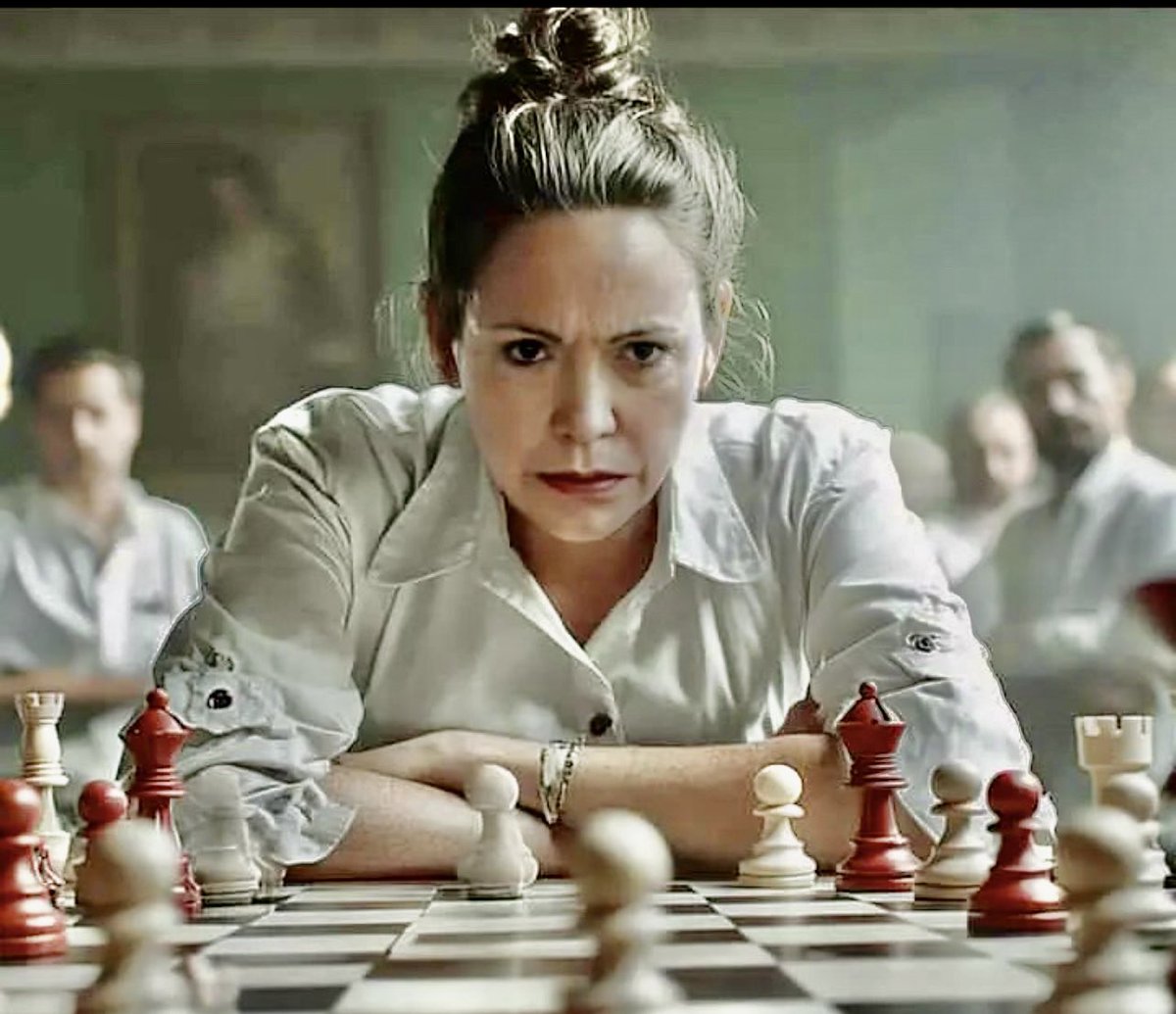 Jhonffonseca's tweet image. En el ajedrez, el Rey siempre se cuida. 
Hasta el Final