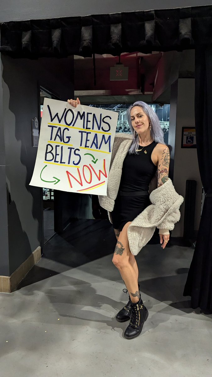 Back in Hoffman Estates with my signs for #AEWAllOut. You know I couldn't resist reminding folks that we're not in Chicago.  #AEW