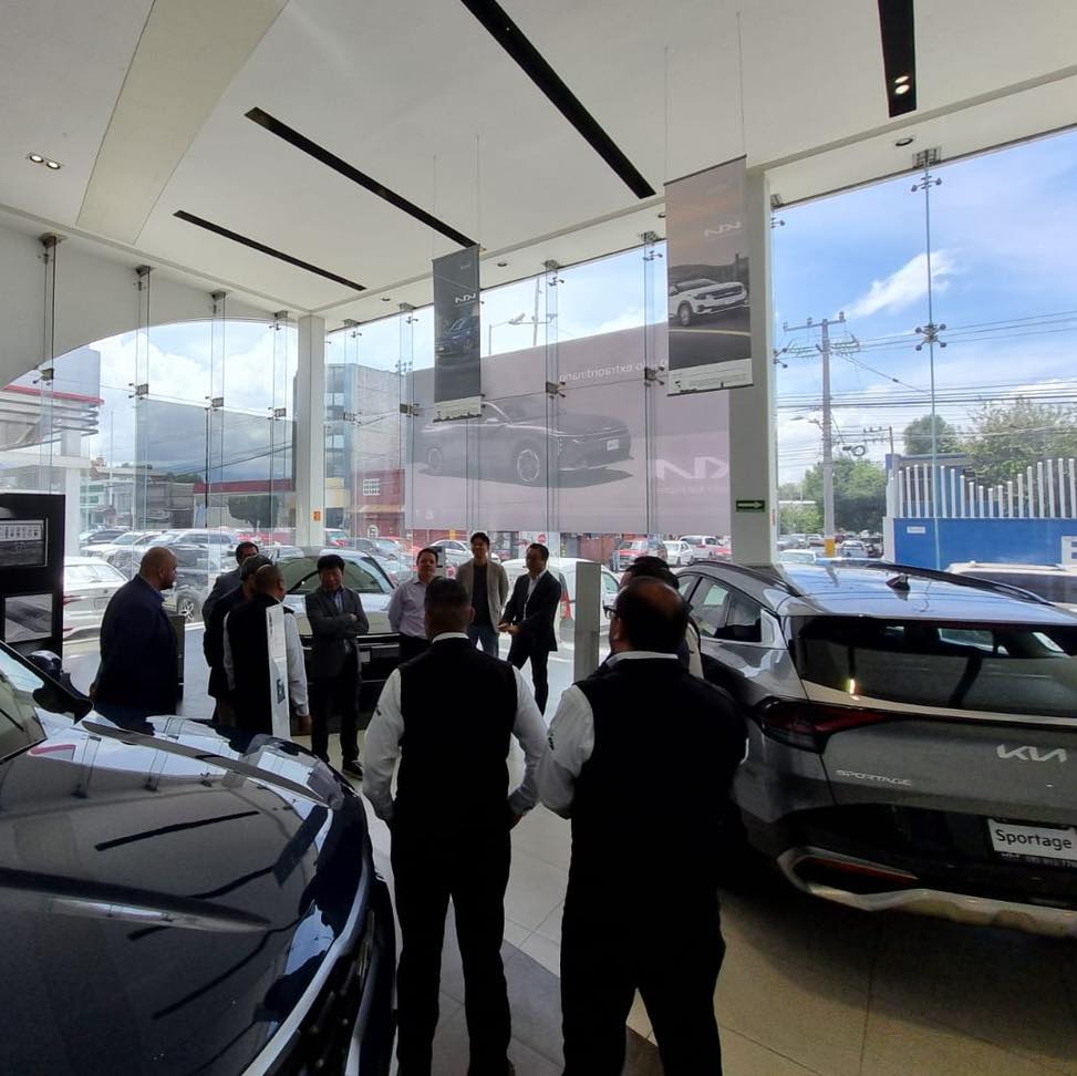 KiaTexcoco's tweet photo. ¡Qué gran honor recibir a nuestros superiores Coreanos en Kia Texcoco! 📷📷
Fue una visita llena de aprendizajes y en la que pudieron recorrer cada rincón de la agencia y conocer a nuestro equipo.
#KiaTexcoco #MásCercaDeTi #MovementThatInspires #Visita #Corea https://t.co/k4GB2KCu1h
