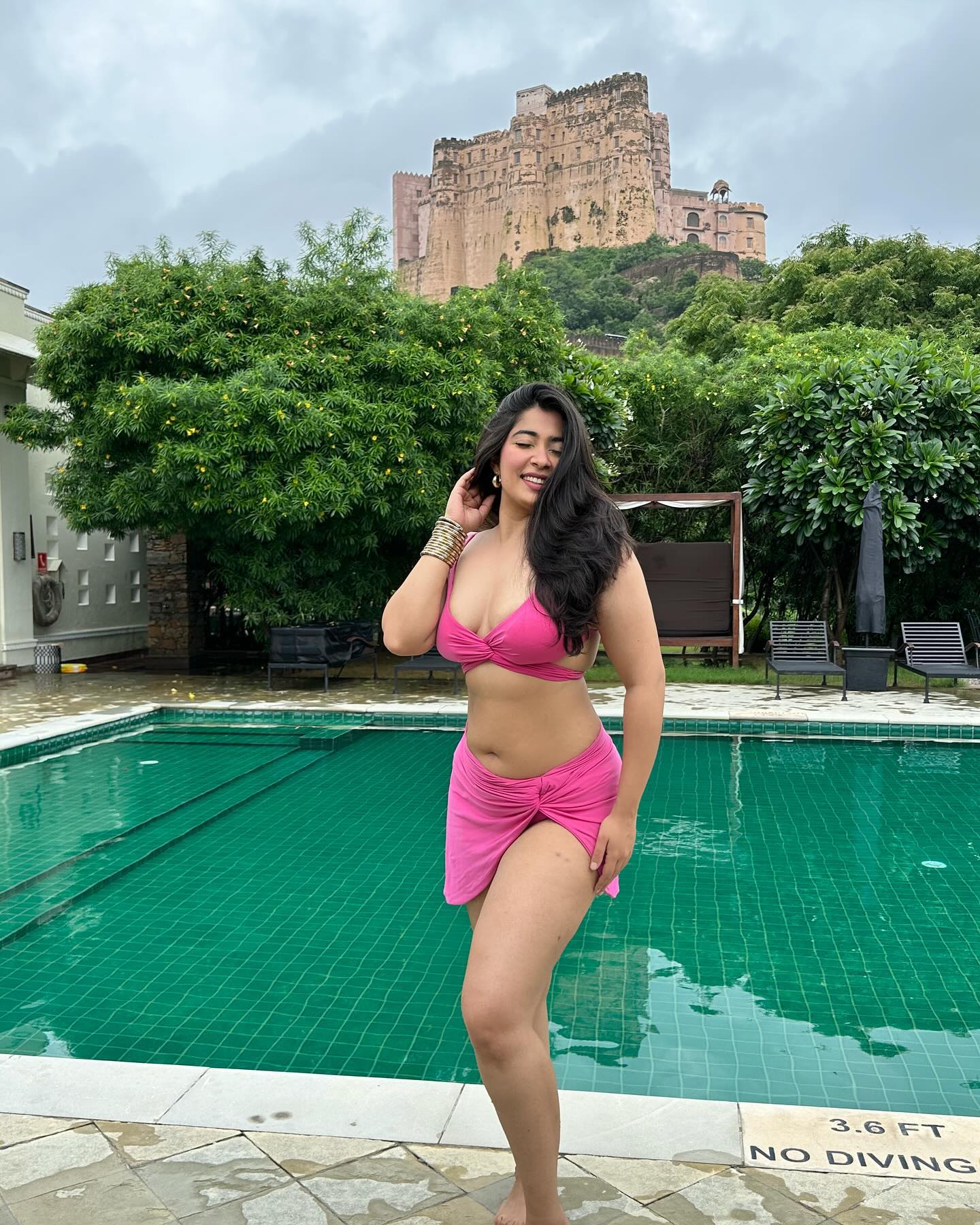 GW7VTnLa8AAMTK8?format=jpg&name=large