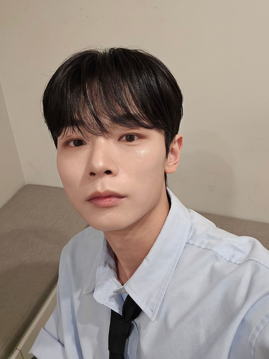 바이올리니스트가 왜이리 잘생겼냐고 오백번 물었다