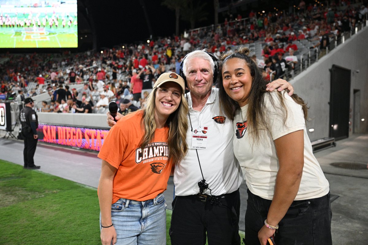 A couple familiar faces supporting <a href="/BeaverFootball/">Oregon State Football</a> tonight 😁

#GoBeavs