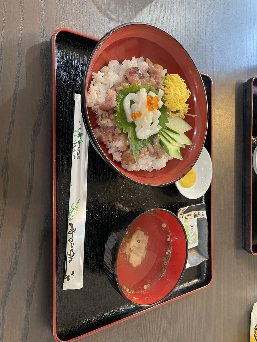 yosikun81's tweet photo. 角島で海鮮丼😆 https://t.co/qFVrw0Ey6C