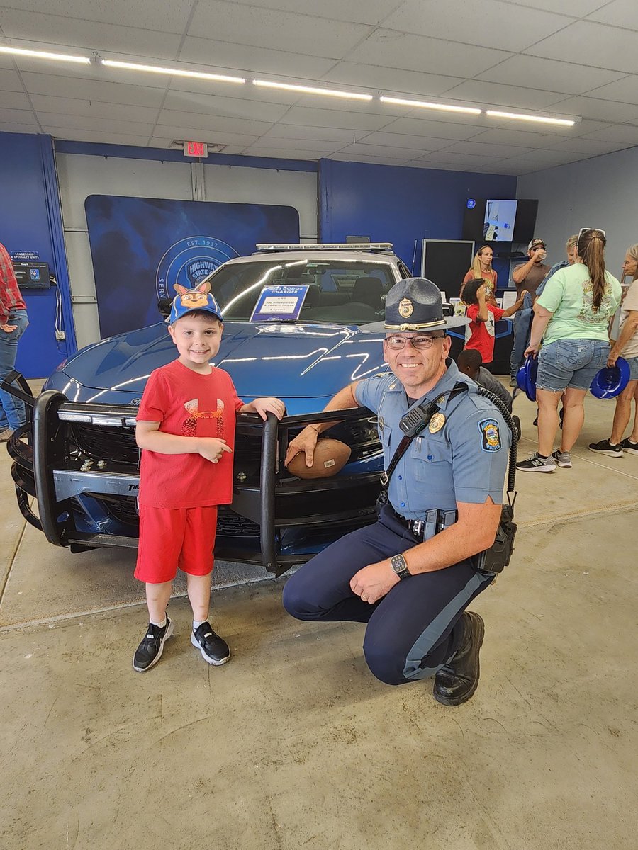 stormclouds16's tweet photo. Thank you @TrooperBenKHP for taking time and talking to my son at the fair! https://t.co/sFq6IeinZX