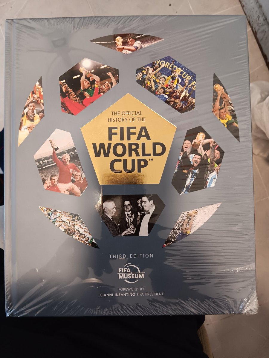 PakarPundit's tweet photo. @TerryAilsa  Puan thank you so much for your thoughtful gift. It's always such a pleasure to work with you. It's such a nice surprise at an expensive time of year. #YNWA #LFCFamily @LFC https://t.co/ycIhUqH8bf