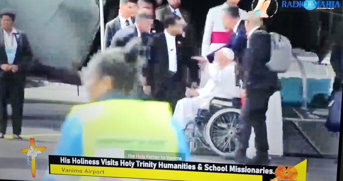 The faithful patiently await the arrival of the Holy Father in #Vanimo #PNG where #Pope #Francis has just landed at the airport