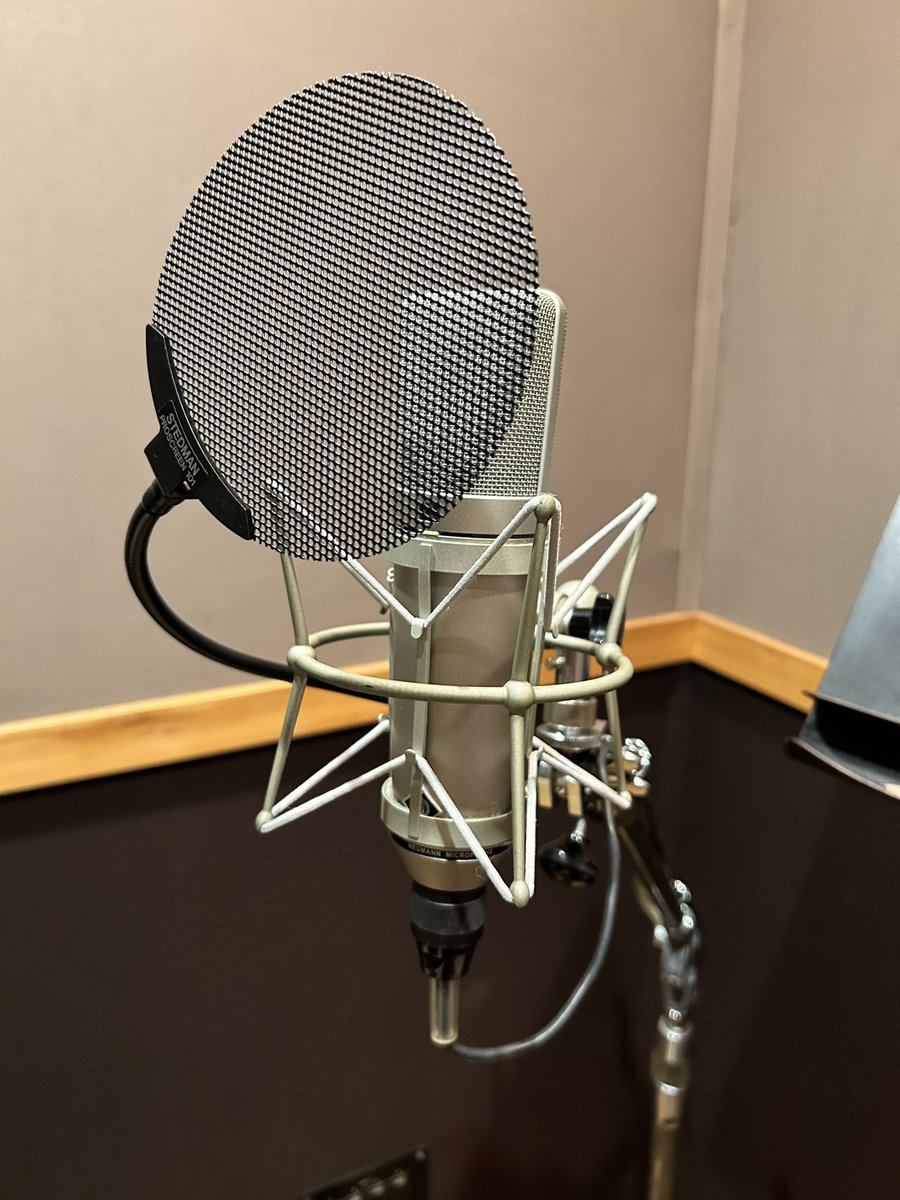 本日はボーカル録音のお仕事。

この復刻67も確かにビンテージとは
違うけどマイクプリの美味しい当て方を
理解したので遜色なく使える感じになってきた😊
何より安定しているマイクが外の仕事だと一番なので。
自分のを持ち込みしても良いのだけどね。