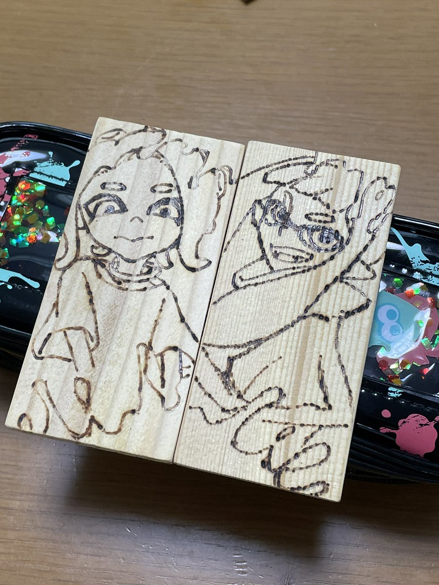 t_ez6's tweet photo. かまぼこ板に電気ペンでお絵描きしてみた！娘からの希望でスプラのイカとタコをカキカキ_φ(･_･✨
楽しかったー！！

#かまぼこ板 #スプラファンアート #お絵描き https://t.co/vOSHwJi50G