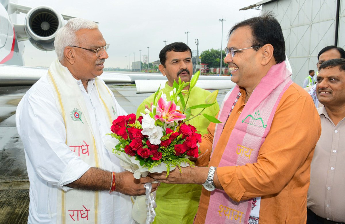 BhajanlalBjp's tweet photo. धन्यवाद, आभार, अभिनंदन!

आगामी “RISING RAJASTHAN” इन्वेस्टमेंट समिट 2024 के संदर्भ में दक्षिण कोरिया एवं जापान की यात्रा पर प्रस्थान करने से पूर्व, आज जयपुर एयरपोर्ट पर मंत्रिमंडल के सम्मानित सदस्यों एवं अधिकारियों द्वारा किए इस अभूतपूर्व स्नेहपूर्ण स्वागत एवं सम्मान के लिए मैं हृदय की गहराइयों से सभी का आभार व्यक्त करता हूं तथा धन्यवाद देता हूं।

मुझे पूर्ण विश्वास है कि यह यात्रा राजस्थान के औद्योगिक विकास एवं आर्थिक समृद्धि के लिए नया अध्याय लिखेगी। इस यात्रा के माध्यम से हम न केवल विदेशी निवेश आकर्षित करने में सफल होंगे, अपितु राजस्थान की समृद्ध संस्कृति और विकास की अपार संभावनाओं को अंतरराष्ट्रीय मंच पर प्रस्तुत करने का अवसर भी प्राप्त करेंगे।

#आपणो_अग्रणी_राजस्थान #RisingRajasthan