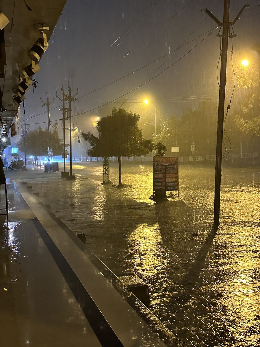 akm_ipl's tweet photo. #RainsinHeaven #RainyDays #rainingnight
🌩️⛈️🌦️🌤️
Its hard to wait for this rain to stop 🙄🌼✨ https://t.co/5ryYnNp9Q8