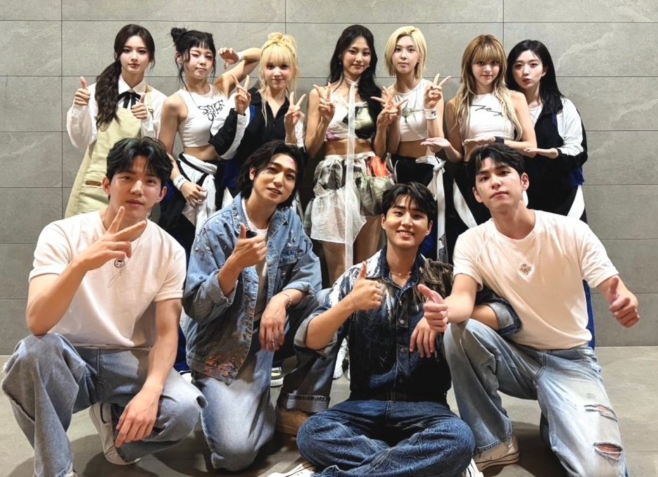 nmixxpics_'s tweet photo. NMIXX with Tzuyu and DAY6 🥹 https://t.co/VfVOZKnPNv