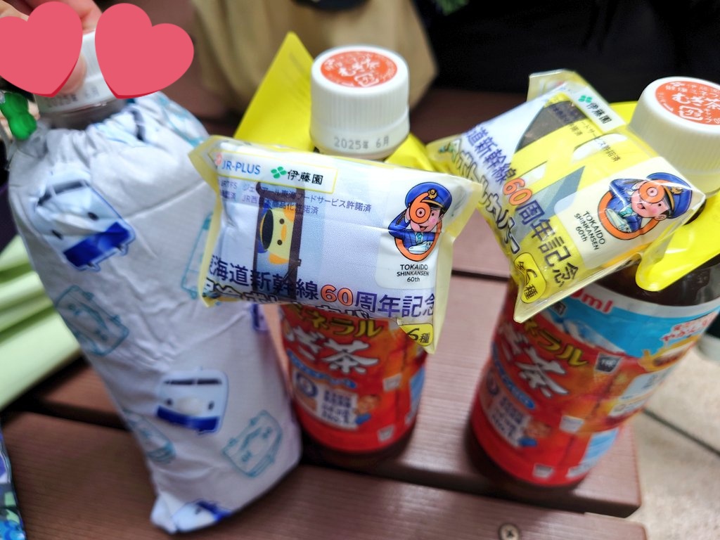 mikannikotatsu's tweet photo. 東京駅のKIOSKでゲットできた♪
ほんとは全種類欲しいけど持ち歩くのに重いから厳選した😢
てか、ドクターイエローの保冷バッグのカラーリングがKEY COFFEEっぽい（笑）
#東海道新幹線６０周年記念
#JRPLUS
#伊藤園
#保冷ボトルカバー
#ぴよりん https://t.co/eXeV0ayhpM